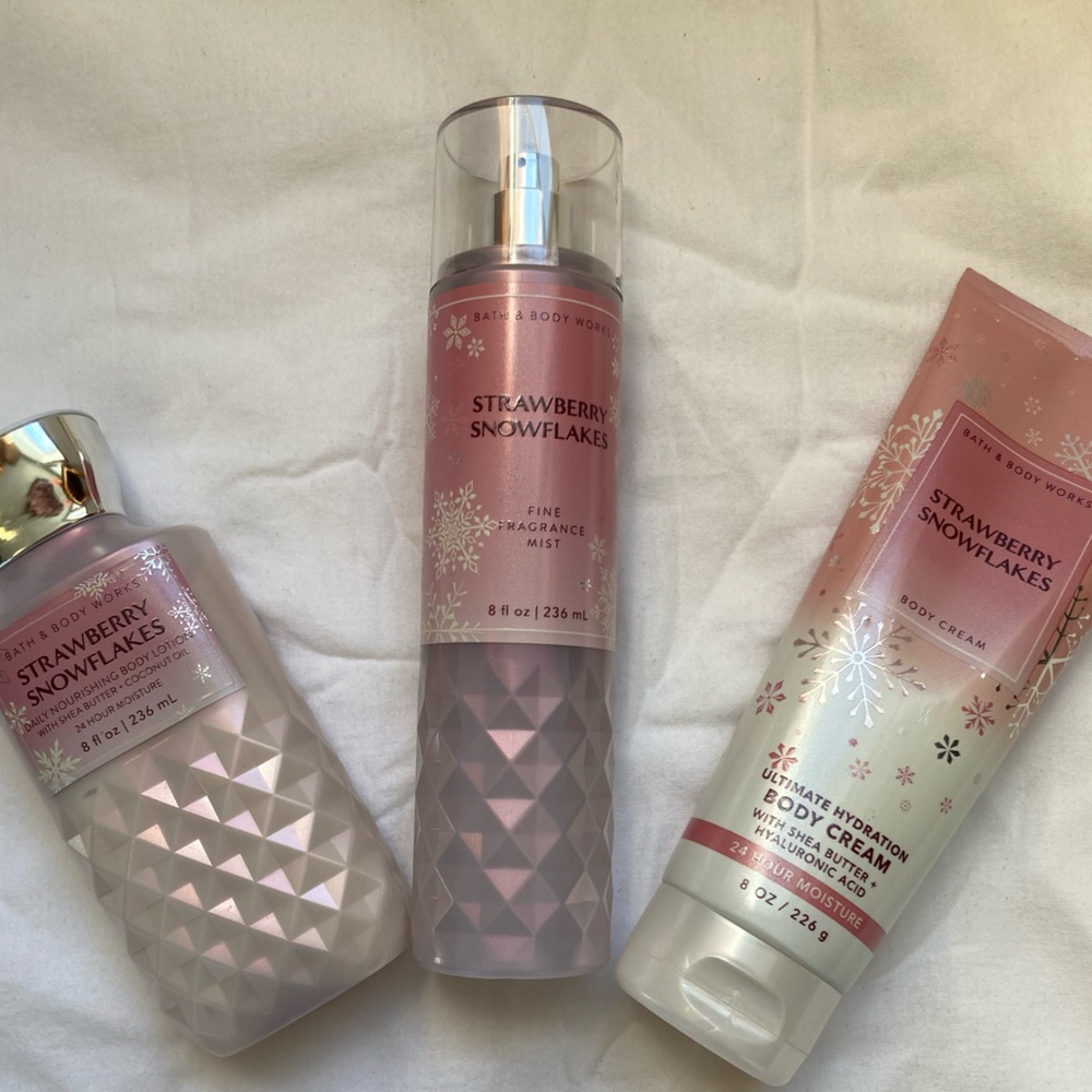 Bath & Body Works Strawberry Snowflake Bundle